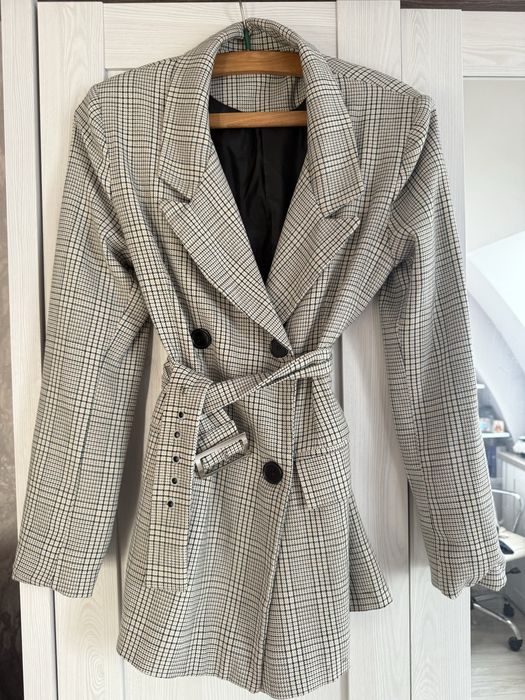 Дамско карирано палто с колан – елегантно, в бежово-сиви тонове