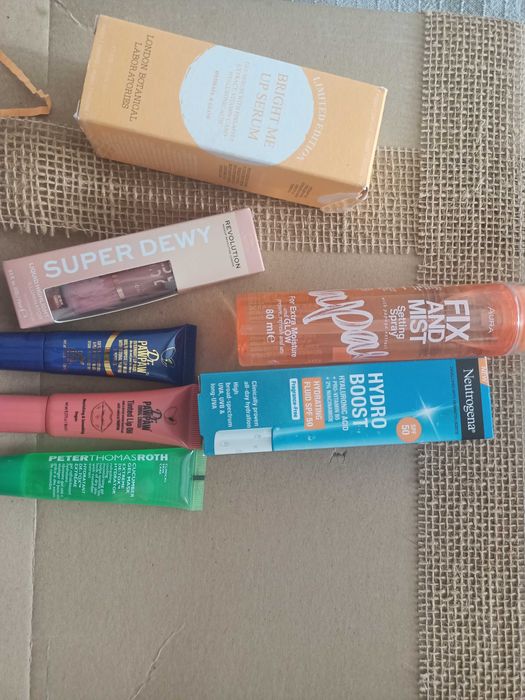 Неупотребявана козметика от кутии