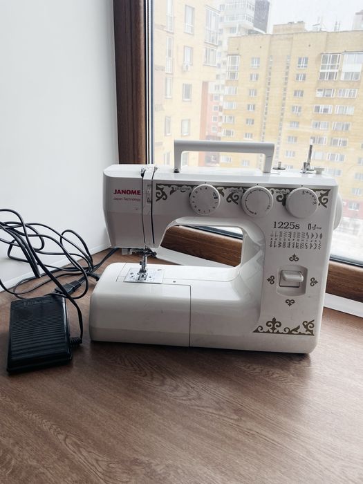 Продается швейная машинка Janome