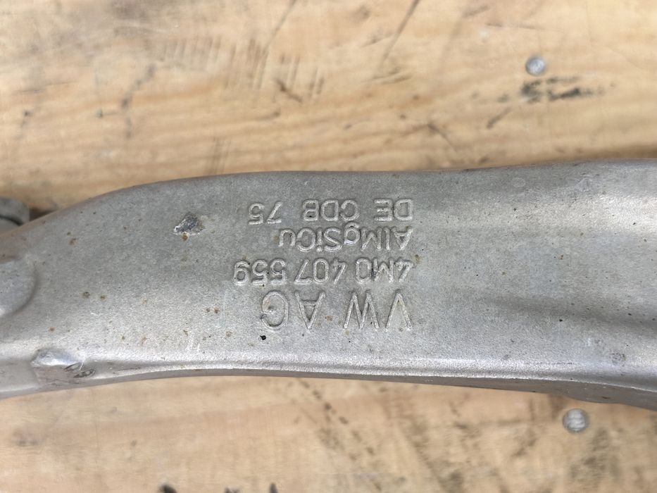 Ляв шенкел AUDI Q7 Q8 4M 4M0407559