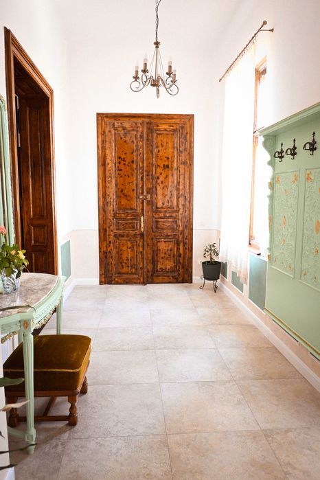 Ofer spre inchiriere casa nou renovata. 160 mp. Central. Lugoj.