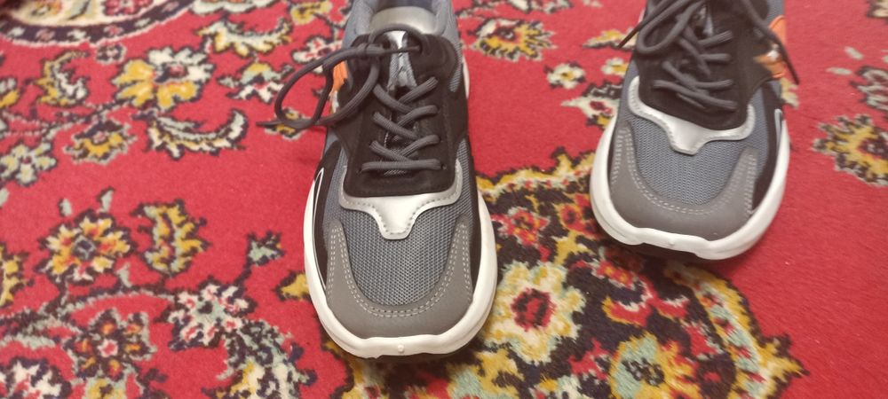 Продаю кроссовки для детей