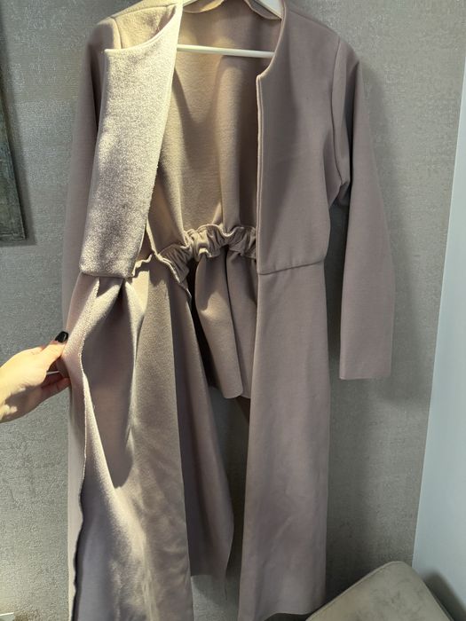 Палто в цвят пепел от рози.