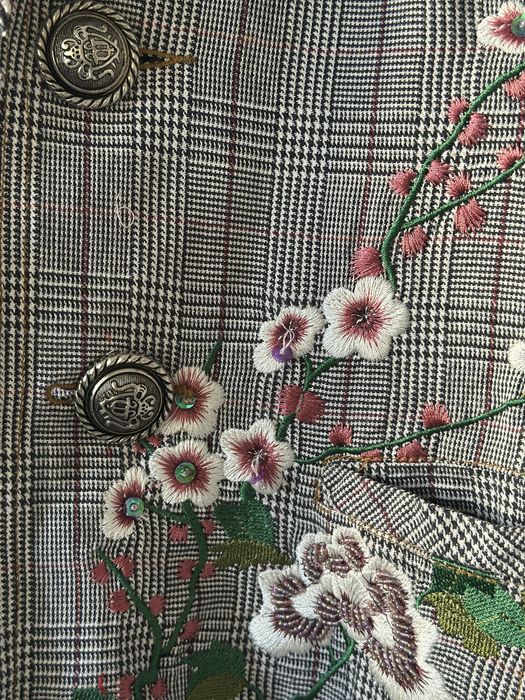 Дамско сако с бродирани цветя