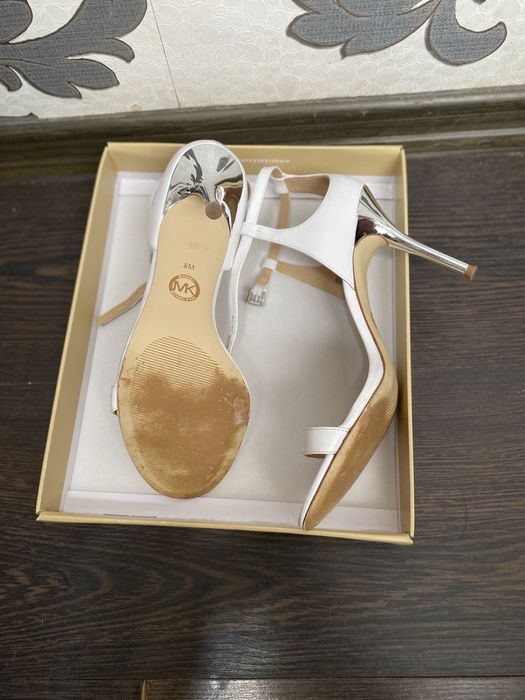 Michael Kors Sandale de piele lacuita cu toc stiletto Asha, Alb, 38,5