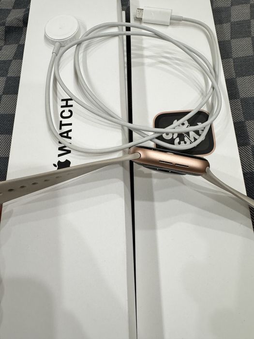 Продам Apple Watch SE 44mm gold