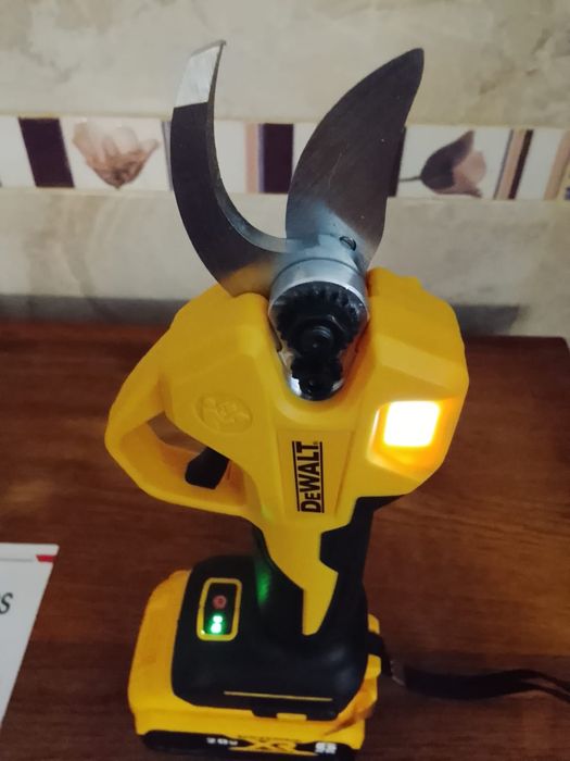 Foarfeca de grădinărit DeWalt cu o baterie de 6A