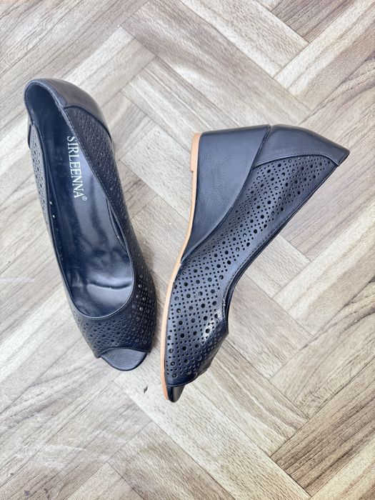 Продам лоферы кожаные и туфли