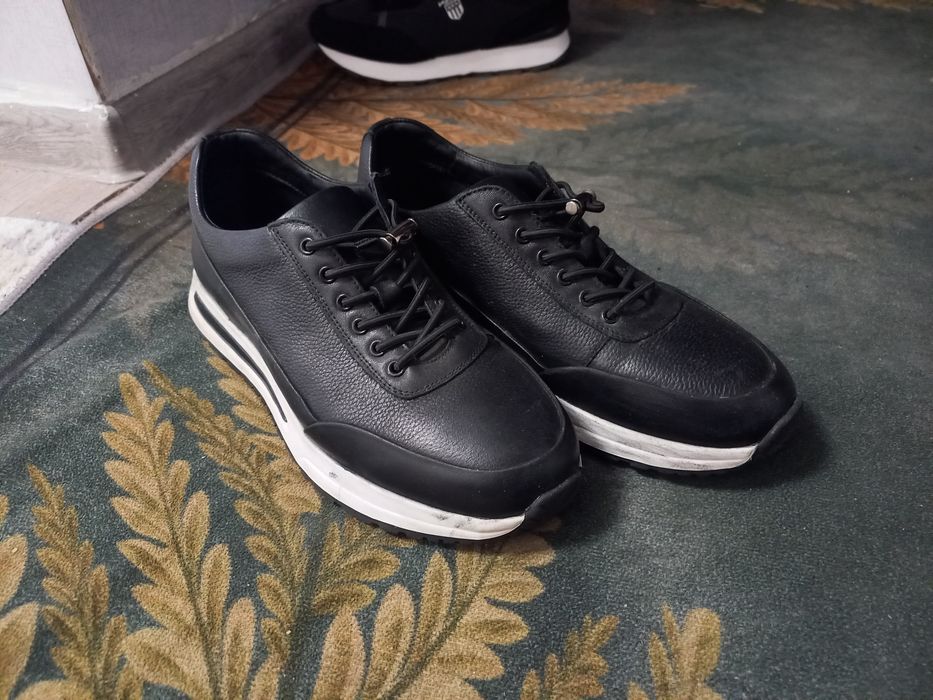 Продаются кожаные кроссовки