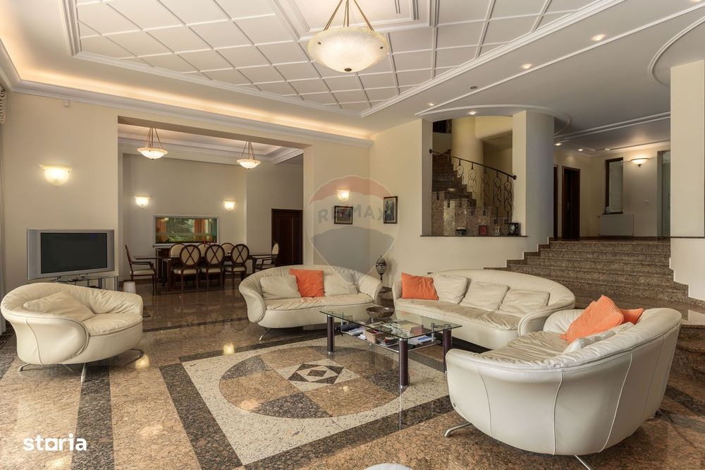 Vila neoromânească cu influențe toscane pe malul lacului Snagov