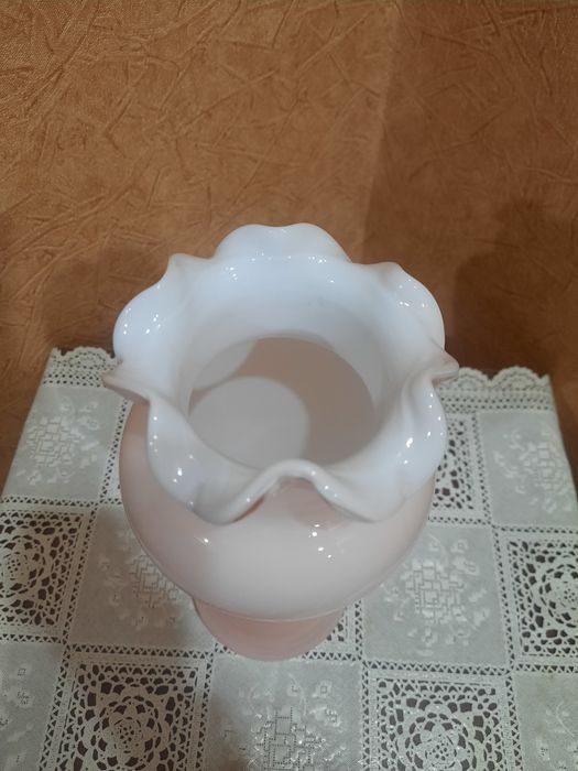 Винтажная, красивая  фигурная ваза из двухслойного молочного  стекла.