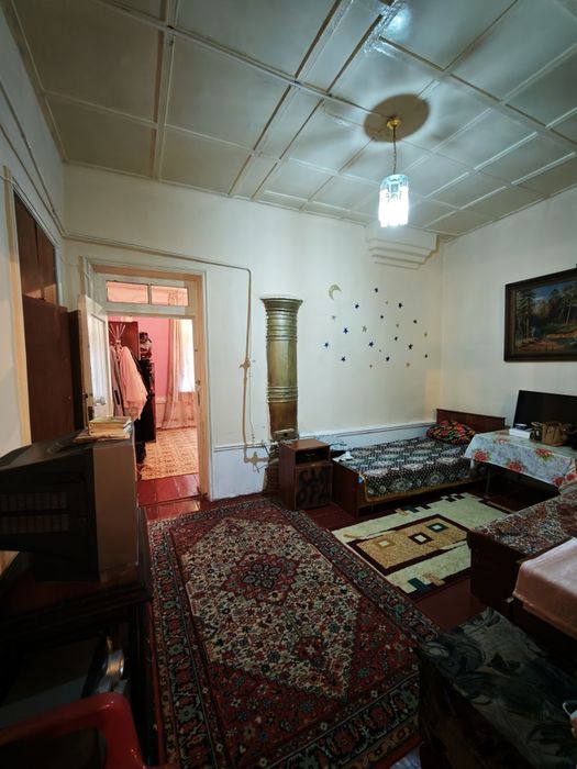 Kichik hovli sotiladi