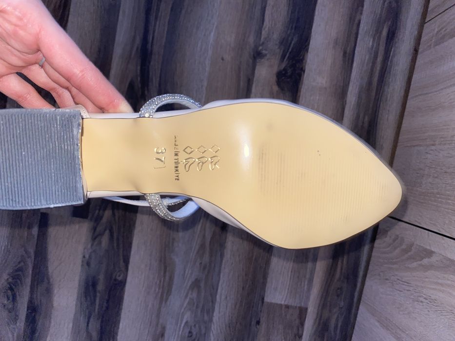 Официални обувки на ток