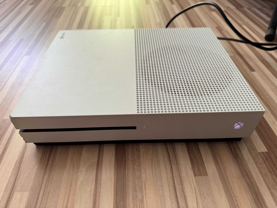 Xbox One S 1TB без контролер