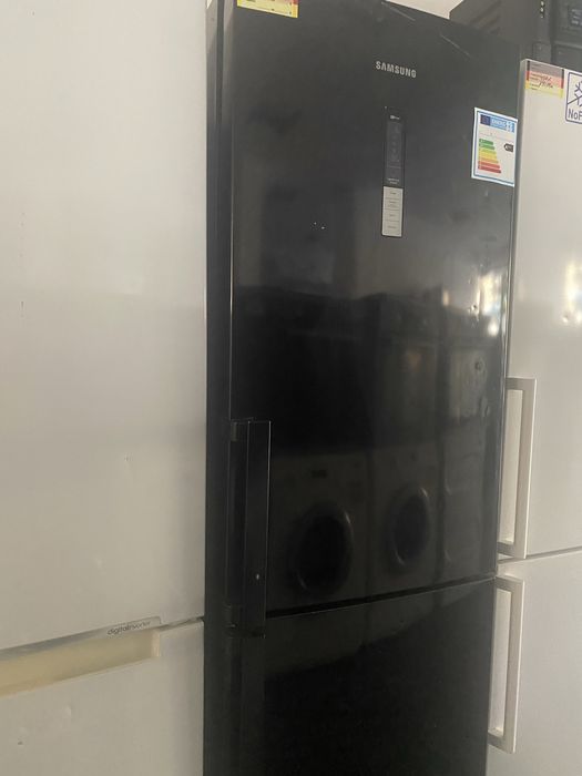 Свободностоящ хладилник с фризер SAMSUNG