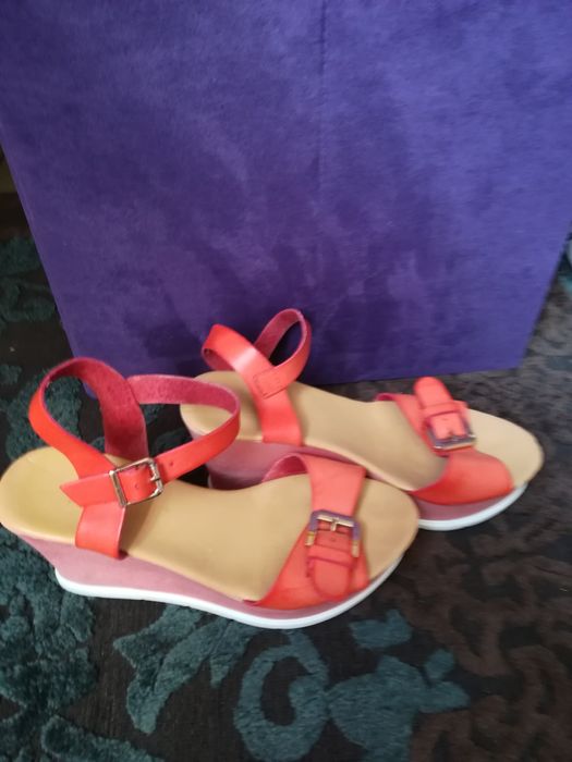 Запазени сандали на платформа