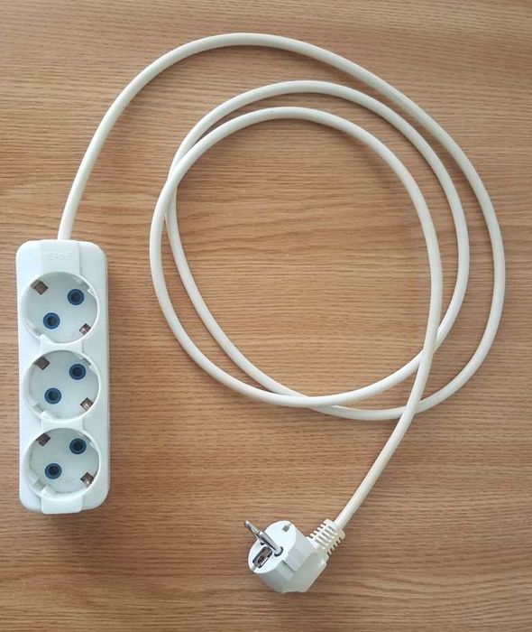 Prelungitor cu 3 prize, lungimea 2m, material de calitate superioară