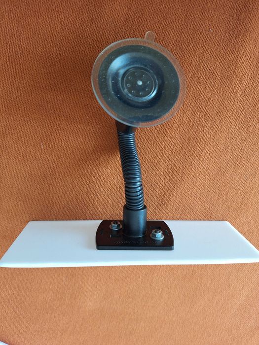 Braț flexibil cu ventuză Herbert Richter (HR), utilizat frecvent în mașini pentru montarea dispozitivelor GPS, a telefoanelor  a tabletelor pe parbriz
