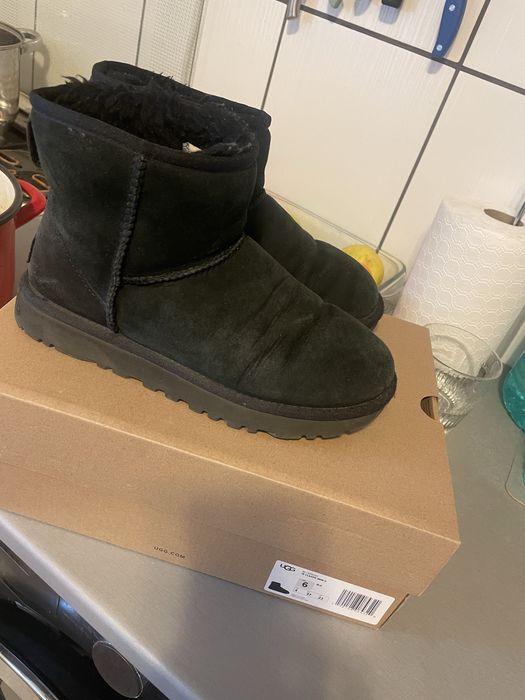 Vand UGG stare buna culoarea negre