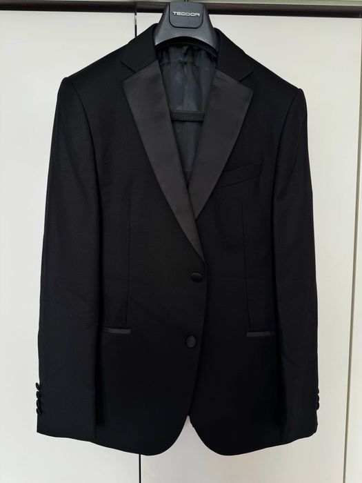 Официален черен мъжки костюм