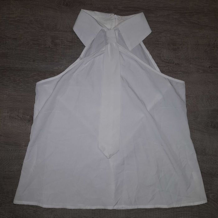 Бял топ с вратовръзка!