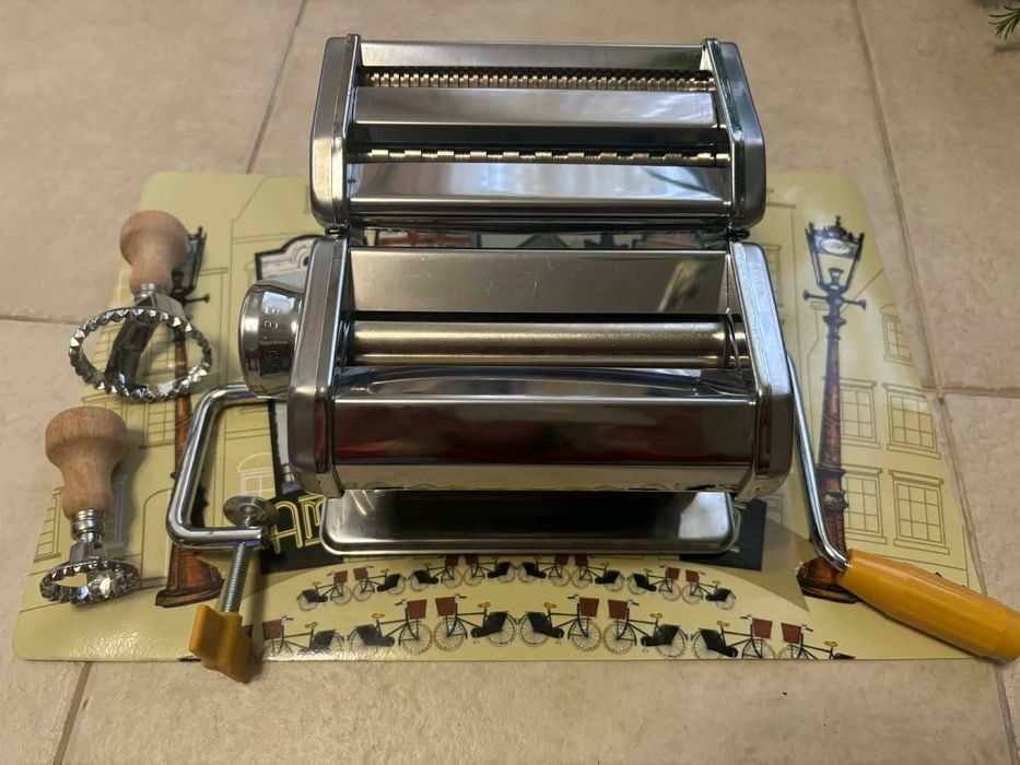 Машина за приготвяне на домашна паста 9 степ+2 итал. форми за равиоли.