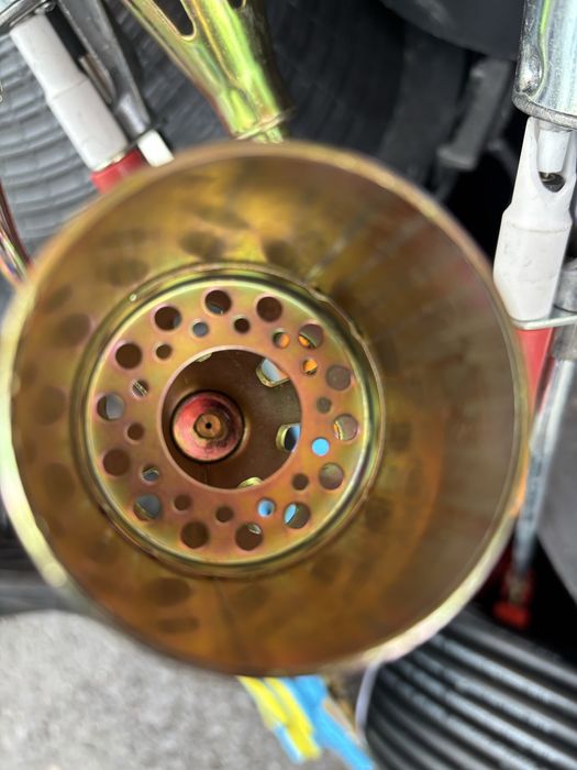 Arzător pentru butelie cu furtun , clapetă și robinet .