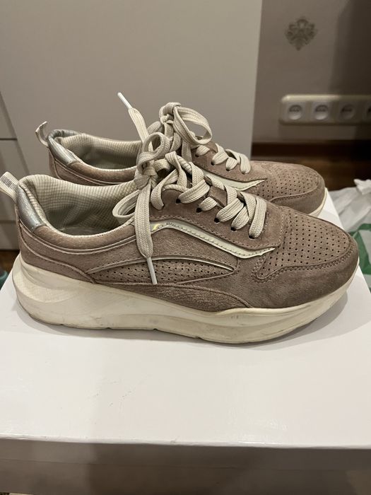 Женские кроссовки