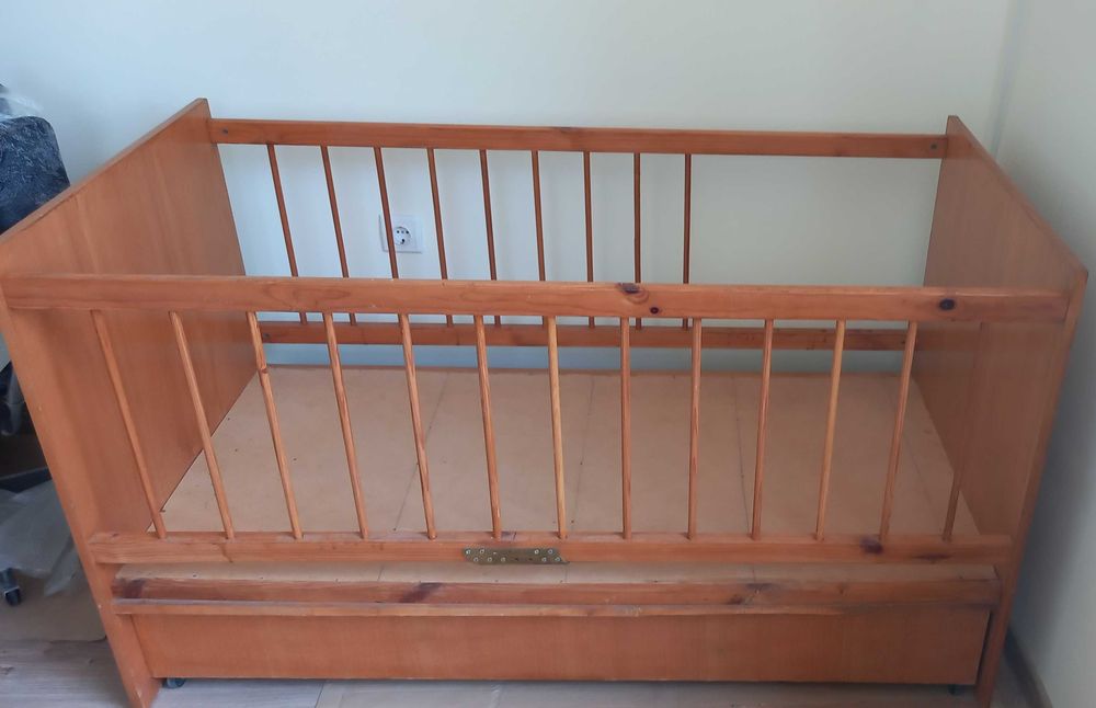 ПРОДАВАМ детско дървено креватче кошара