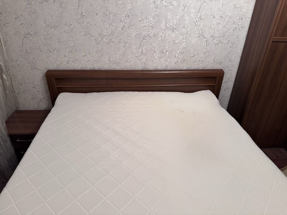 Двуспальная кровать с матрасом