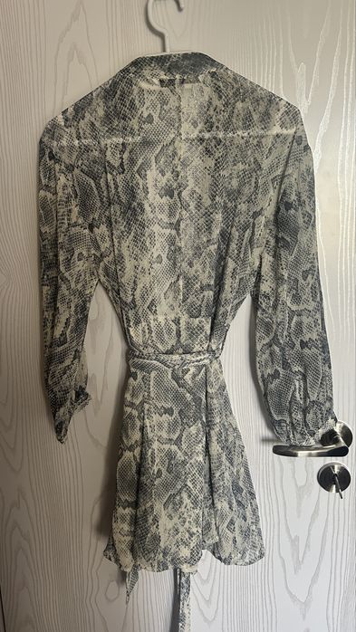 Къса рокля със змийски принт Zara