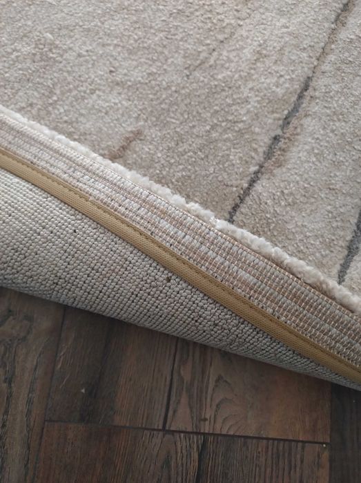 Голям бежов килим със ефект, размер 230 х 160 см