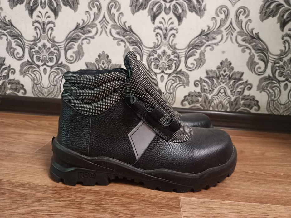 Продаю спец ботинки