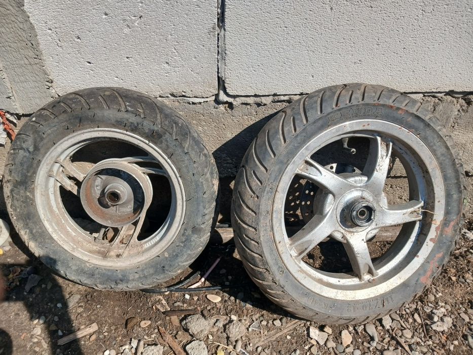 Vând 2 roti față spate