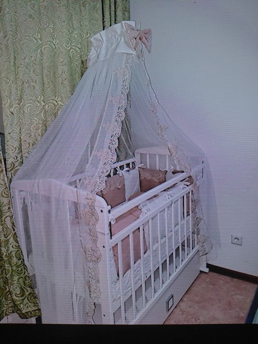 Детская кроватка с маятником