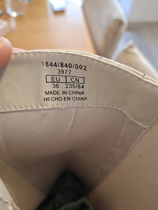 Vând cizme PULL AND BEAR marime 36