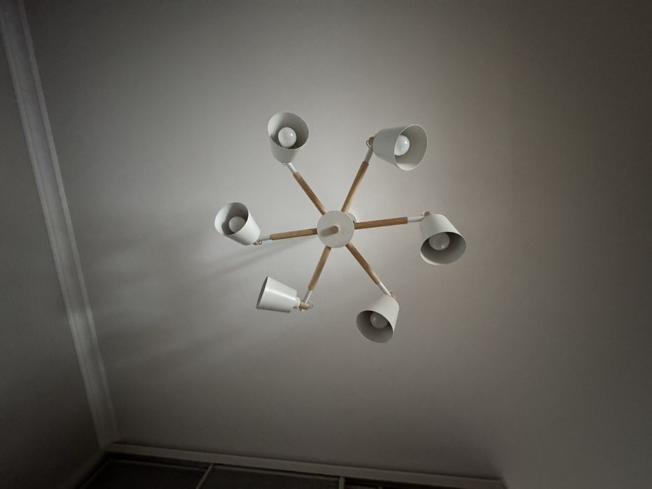 Срочно продам! Б/у белая люстра