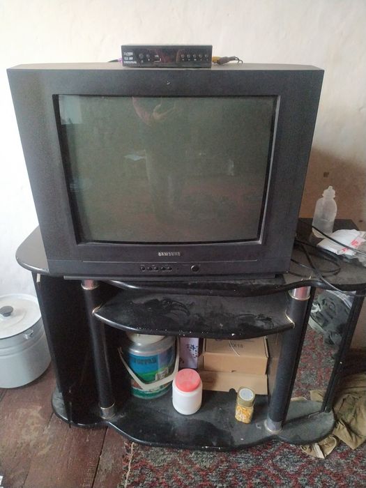 Телевизор с тумбой и тюнером