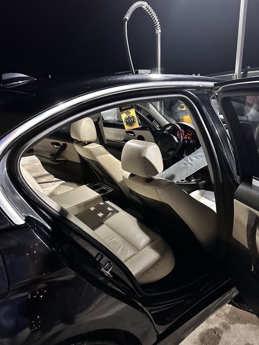 Vând BMW E90 318d facelift