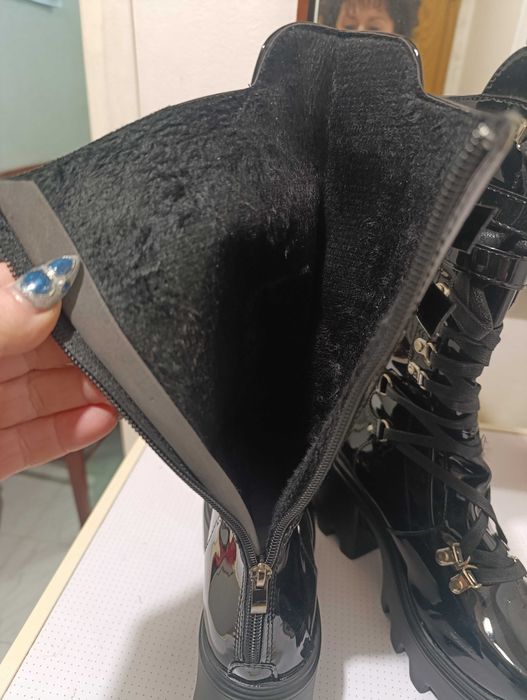 Есенно зимни ботуши ,черни лачени.