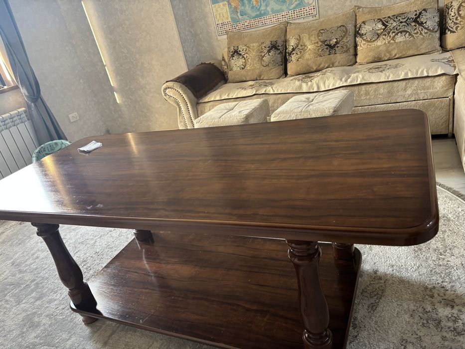 Диван и журнальный стол