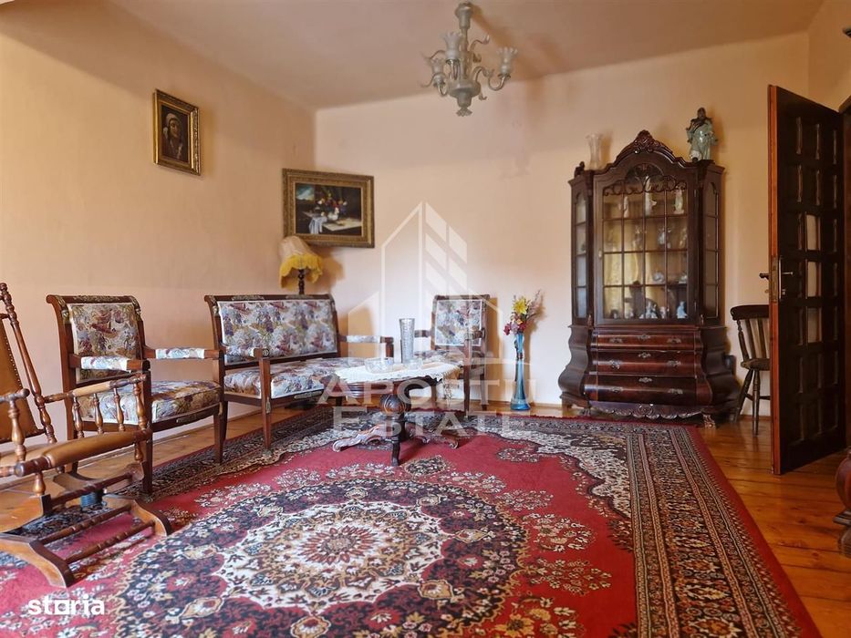 Casa familiala cu spatiu comercial si garaj P+1E+M 720 Mp