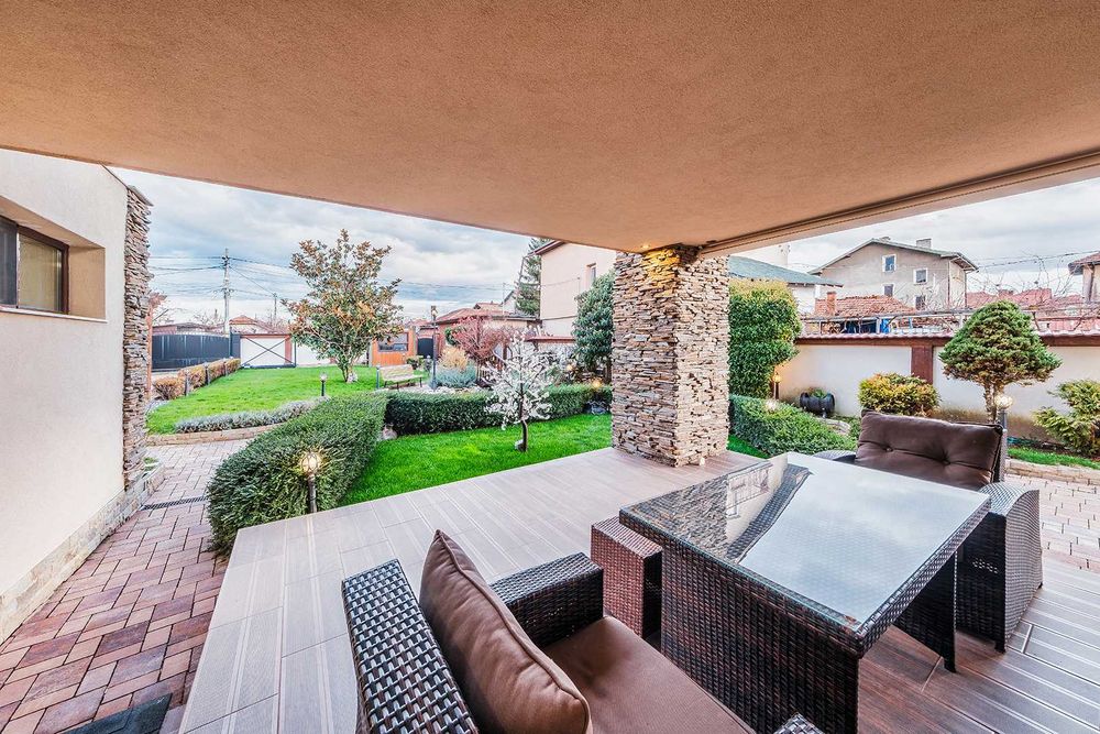 Продава се Къща в Нови Искър - 379 кв.м за 1110 €/кв.м - Снимка #1