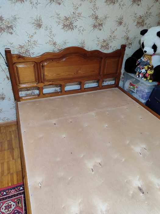Кровать двуспальная деревянная в отличном состоянии.