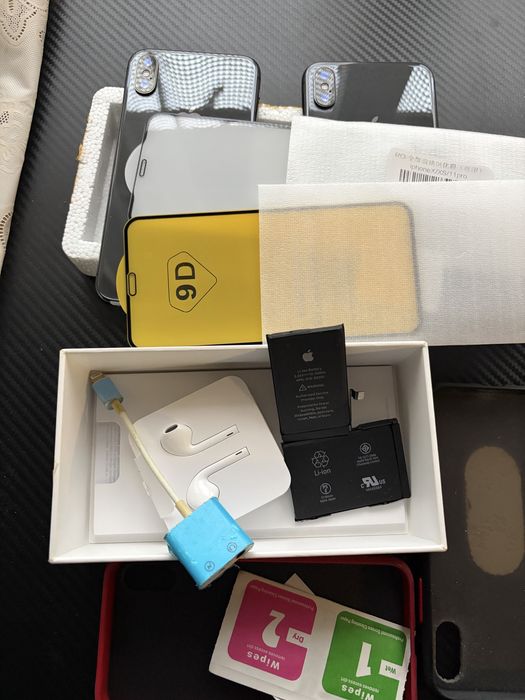 2 броя iPhone X с всички аксесоари( единия за части)