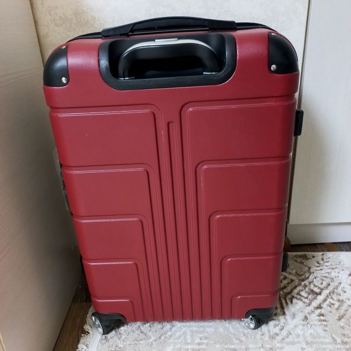 Чемодан средний новый