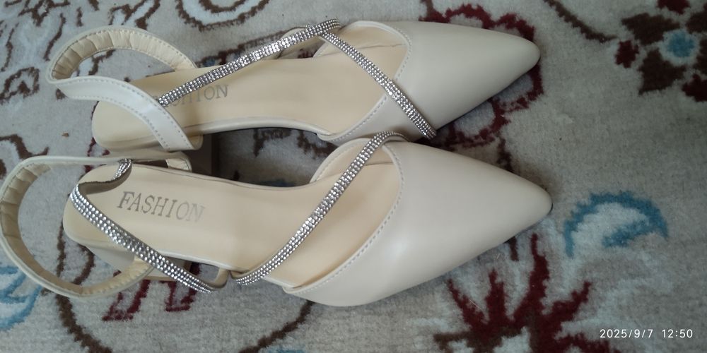 Жаңа Көйлектер аяқкиім сатылады