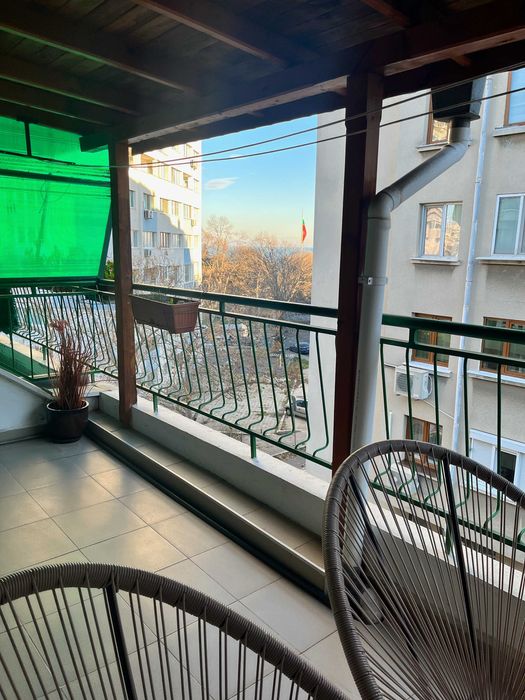 Лазур двустаен апартамент до ФЛОРА и БСУ с гледка море