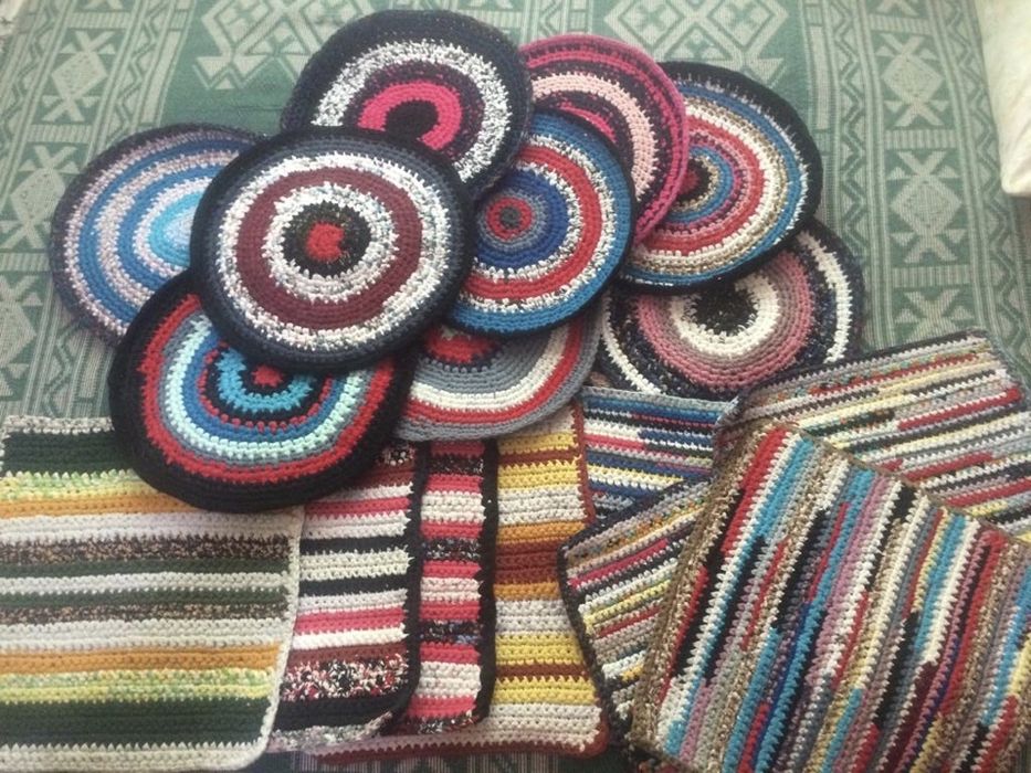 Вчзаные коврики на стулья.