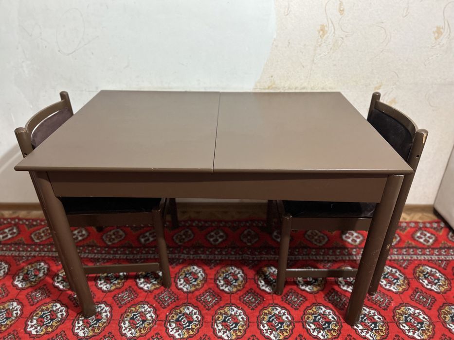 Обеденный стол со стульями.